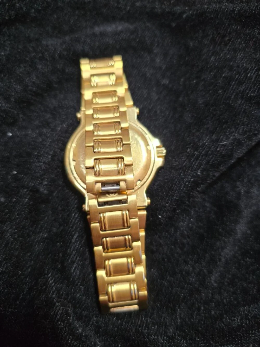 Authentic Gucci 9800M Golden Stainless Steel Bracelet Watch.